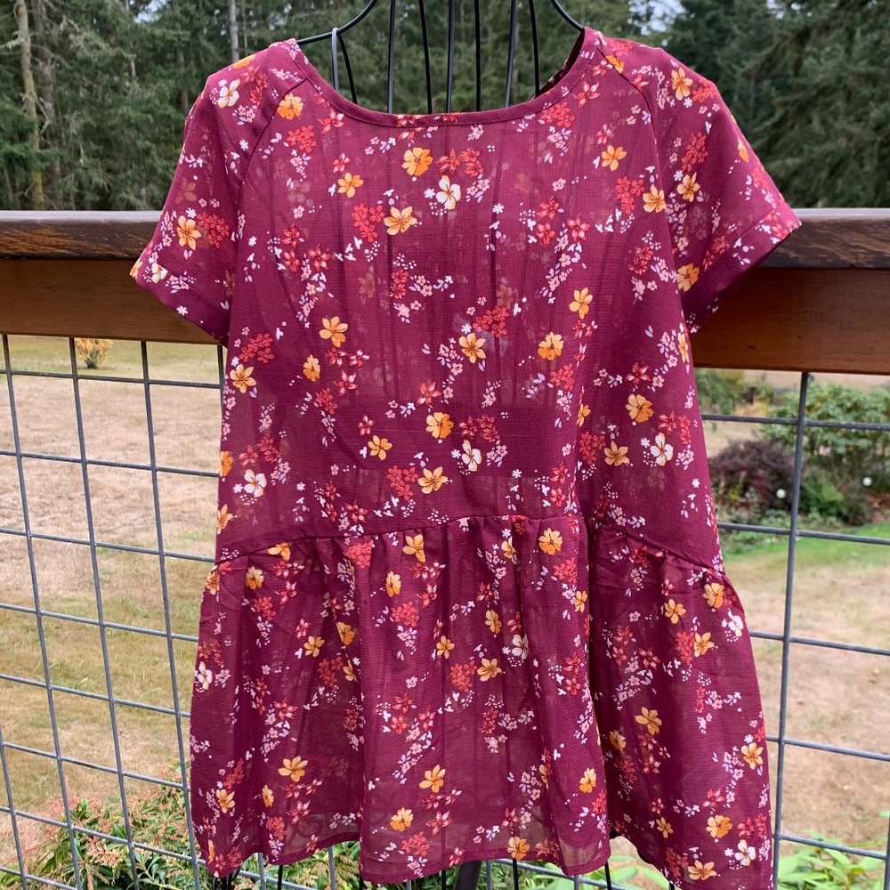 Xhilaration Ladies size Small Floral Short Sleeve Hi-Low Blouse
